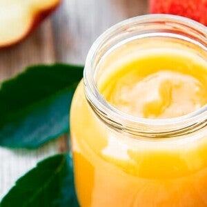 Manzanas y compota de manzana sobre una mesa
