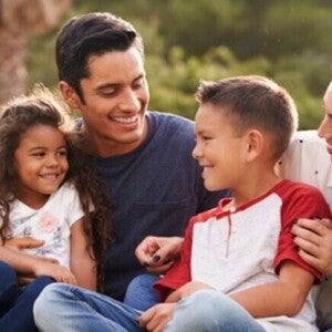 Buena comunicación familiar: consejos para mejorar la convivencia Una familia con el padre, los hijos y la madre sonriendo