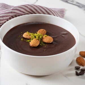 Budín de yuca con Almendras Un bowl que contiene budin con decoración de almendras