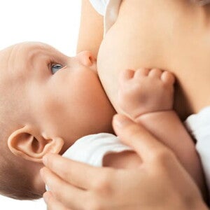 Bebé en el proceso de lactancia de calostro.