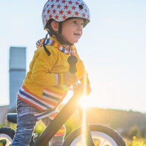 niño andando en bici niño andando en bici