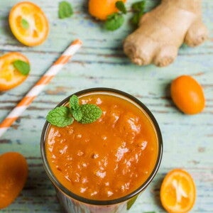 Chalupas rojas de pollo y licuado de naranja Chalupas rojas de pollo y licuado de naranja