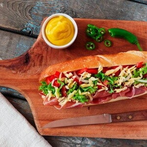 Pan ciabatta relleno con jamón, queso y verduras Pan ciabatta relleno con jamón, queso y verduras