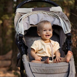 Conoce los consejos para comprar el coche para bebés. Bebé sentado en un coche.