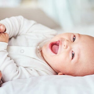 Tips para quitar fácilmente el hipo al bebé Bebé sonriendo.