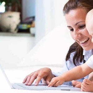 Equilibrio maternidad y trabajo madre trabajando con su hijo en brazos