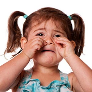 Niña-pequeña-haciendo-berrinche-en-la-mesa Niña-pequeña-haciendo-berrinche-en-la-mesa