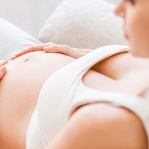 mujer-embarazada-sentada-en-sillon primeros movimientos del bebe