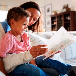 Lee cuentos cortos a tus hijos y contribuye en su desarrollo. Mamá leyendo cuentos cortos con su hijo