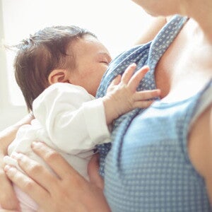 La mamá abrazando a su bebé recién nacido La mamá abrazando a su bebé recién nacido