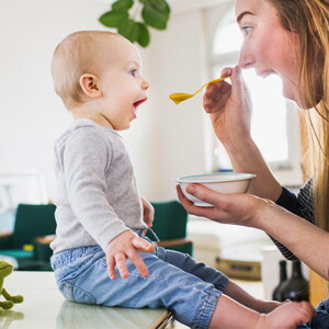 Conoce el desarrollo de tu bebé de 10 meses Madre alimentando a su bebé