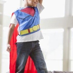 Que hacer en el Día del Niño niño con traje de super heroe