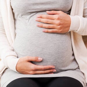 Diabetes en el embarazo Imagen de una embazada acariciando su vientre