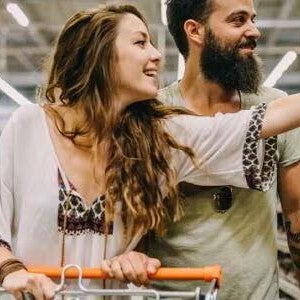 Dos personas haciendo un mercado familiar Dos personas haciendo un mercado familiar