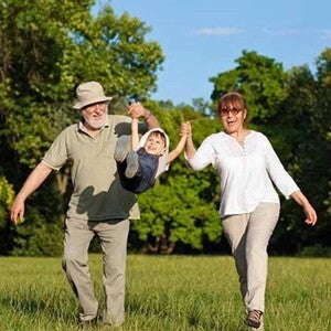 Conexión entre abuelos y nietos niño divirtiéndose con sus abuelos