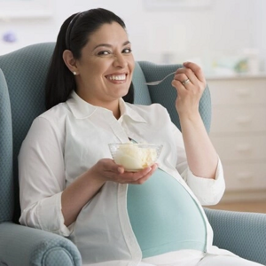 Mujer embarazada comiendo