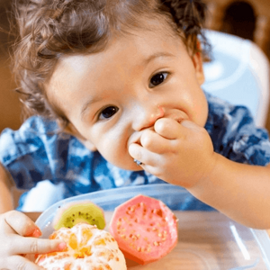 Alimentos para el bebé de 6 meses bebe comiendo frutas
