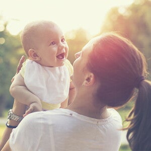 Conoce qué son los baños de sol y su importancia Mamá y bebé tomando un baño de sol