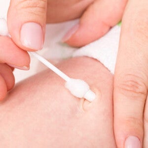 Funciones del cordón umbilical durante la etapa de gestación Mamá limpia el ombligo del bebé recién nacido con un hisopo de algodón