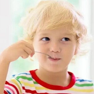 niño comiendo saludable