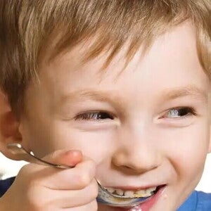 niño comiendo niño comiendo