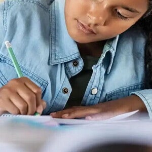 niña estudiando niña estudiando