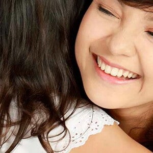 Cómo elegir a la niñera ideal Niñera abrazando a niña.