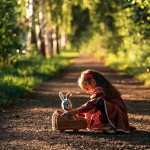 Niña sana jugando en el parque Niña sana jugando en el parque