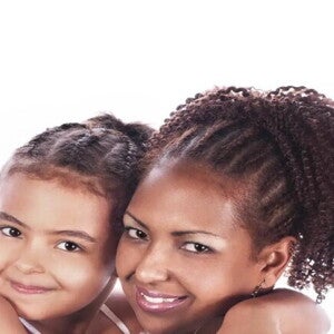 ¿Cómo mejorar la absorción de los nutrientes de los alimentos? madre e hija brazadas