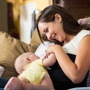 Mamá amamantando a su bebé Consejos para el destete del bebé
