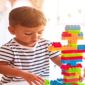 niño jugando niño jugando