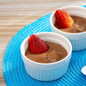 Mousse de chocolate con fresas y NAN® OPTIPRO® 3