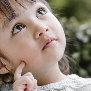 niña pensando niña pensando