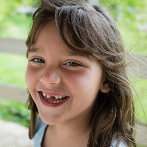 La importancia de la alimentación de tu hijo en el colegio niña sonriendo