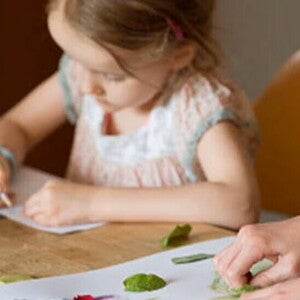 Dos niñas haciendo actividades de arte para niños como manualidades Dos niñas haciendo actividades de arte para niños como manualidades