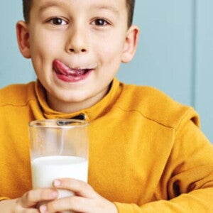 niño tomando leche