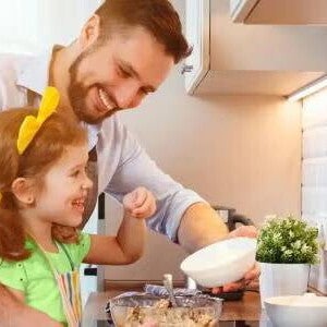 papá e hija cocinando papá e hija cocinando