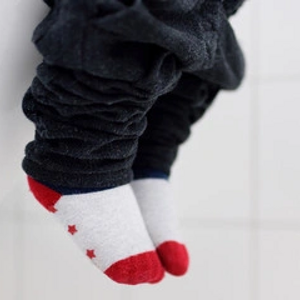 Unas piernas de un niño que sufre diarrea en bebés Unas piernas de un niño que sufre diarrea en bebés