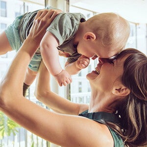 Conoce que es la curva de crecimiento y desarrollo Mamá cargando a su bebé.