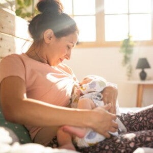Mamá amamantando a su bebé