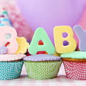 Cupcakes decorados con la palabra “Baby” para fiesta de revelación de género.