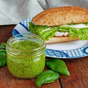 Sándwich de pollo con pesto al culantro Sándwich de pollo con pesto al culantro