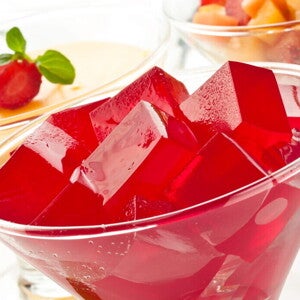 Gelatina de Frutos Rojos y Almendras Cubos de gelatina dentro de un pote de vidrio