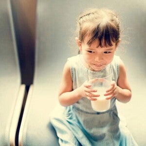Cómo aumentar las defensas de los niños niña tomando leche