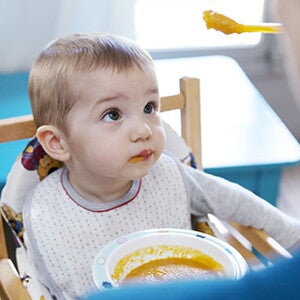 Tu guía para comenzar a dar alimentos sólidos Tu guía para comenzar a dar alimentos sólidos