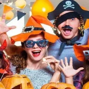 Comida para Halloween y actividades para divertirse con tus hijos familia celebrando halloween
