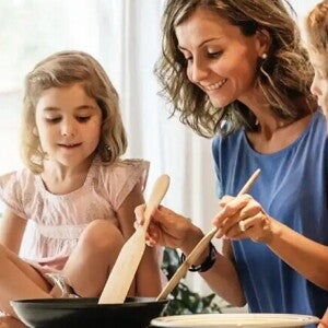 madre explica como cocinar a sus dos hijas madre explica como cocinar a sus dos hijas