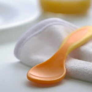 Mamá abrazando a bebé durmiendo en el periodo del puerperio.