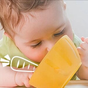 Snacks saludables para niños pequeños Niña pequeña comiendo un snack.