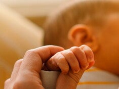 bebé amamantado recibiendo nutrientes esenciales